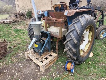 Traktor s celnakem - 2