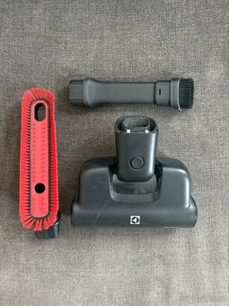 Tyčový vysavač Electrolux s příslušenstvím - 2