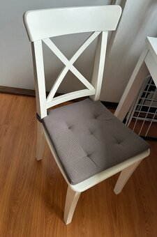 Prodám 2 židle IKEA INGOLF – bílé + sedáky zdarma - 2