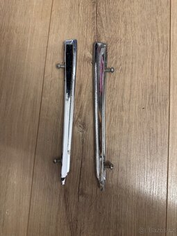 pruhy předního křídla Gaz 21 Volha - 2