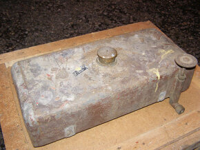 Prodám benzínovou nádržku z motoru Ježek Piccolo - 2