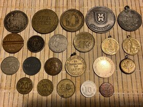 Telefon.známky, přívěšky,hrací mince...22ks - 2