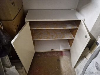 Prodám bíle lakovanou skříňku z kvalitní překližky - 2