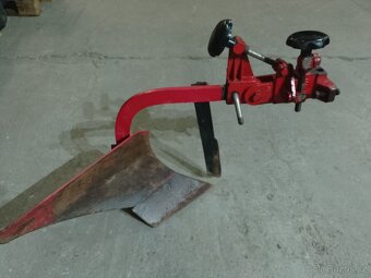 Vari jednostranný pluh,pravý+ nastavovací těleso NT3 - 2