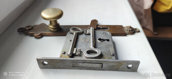 Mosazné štítové kování+zámek - 2