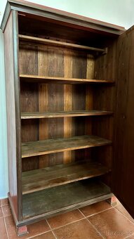 Krásna starožitná skříň - 2