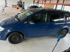 Prodám náhradní díly z auta Volkswagen Touran 2008,1.4TSI - 2
