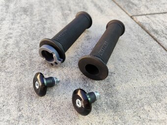 Gripy Daytona a plynová rukojeť BMW + CNC konce řidítek - 2