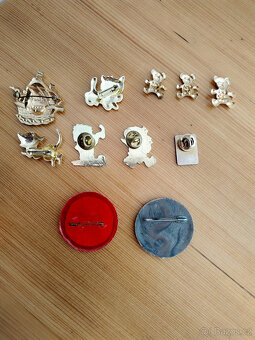 Retro dětské brože a placky + staré plakety výletních míst - 2