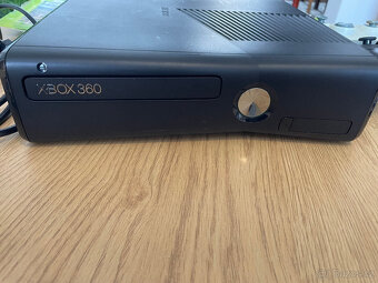 Xbox 360 Slim + 2 ovladače + 3 hry + příslušenství - 2