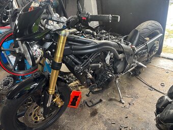 Rozprodam Triumph Speed Triple 1050 05-07 na nahradni dily. - 2