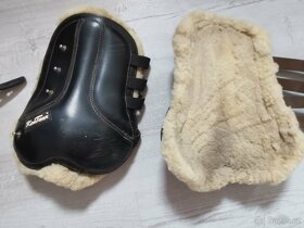 Úklid sedlovny - kožené kamase - 2