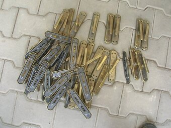 STARÉ MOSAZNÉ KLIČKY DO OKEN-kus 270Kč - 2
