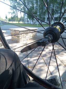 Přední kolo Mavic aksium 622x17c; plášt Tufo comptura duo 25 - 2