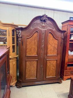 Dvoudvéřová zdobená starožitná skříň s intarzií - 2