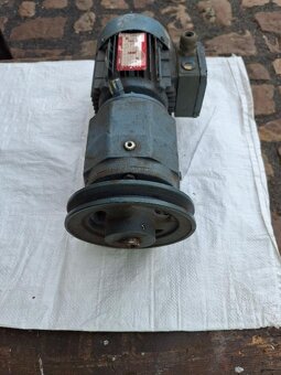El. motor s převodovkou - 2