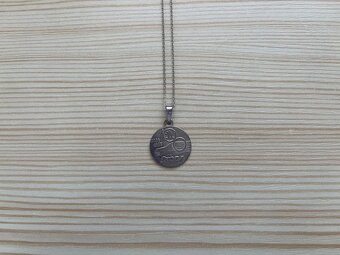 Stříbrný řetízek s přívěskem Škoda (1895-1995) - 2