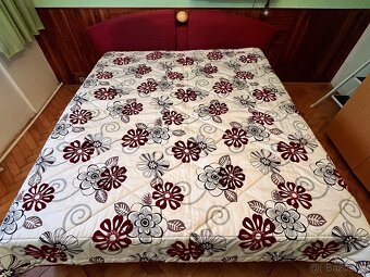 Prodám manželskou postel 180 × 200 cm – velmi zachovalá - 2