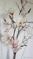 Váza s magnolií, umělá květina - 2