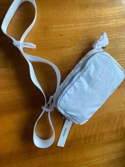 Lehoučká promyšlená kabelka taška crossbody ledvinka Ododos - 2