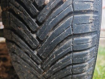 Pěkné celoroční Michelin 175/70/R14 na AL kolech - 2
