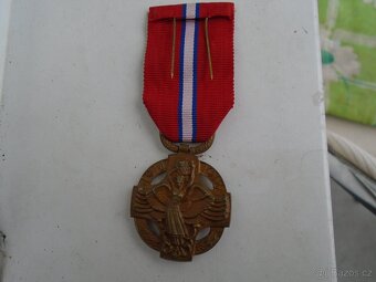 ČR VYZNAMENÁNÍ REVOLUČNÍ KŘÍŽ ZE ŠTÍTKY - 2