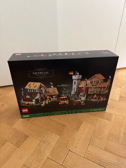 LEGO Icons 10332 Středověké náměstí - 2