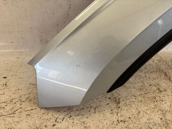 Přední levý blatník Škoda Karoq stříbrný - 2