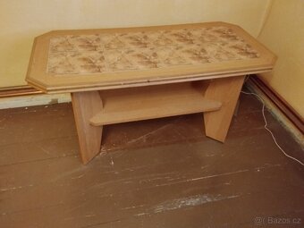 Konferenční stolek s obkladem. - 2