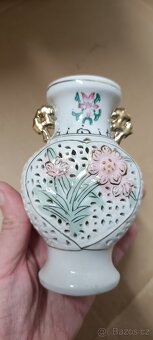 malá porcelánová vázička s prořezávaným dekorem - 2