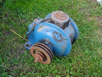 Historický elektromotor s napínákem - 2