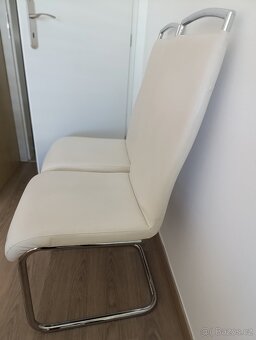 Prodám menší kuchyňský stůl se dvěma židlemi - 2