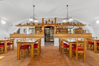 Prodej zavedeného penzionu s restaurací a velkým bytem - 2