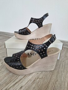 Cerne kozene sandalky na klinku Lasocki - 2