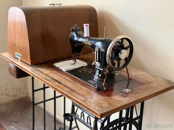 Starožitný šicí stroj LADA - 2