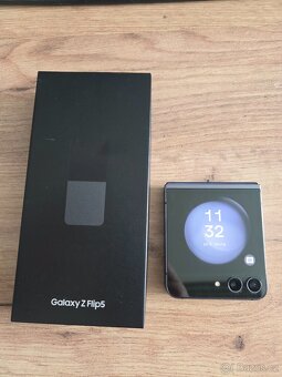 Samsung Galaxy Z Flip 5 - 2