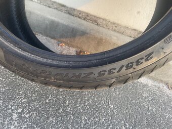 235/35R19 - 2