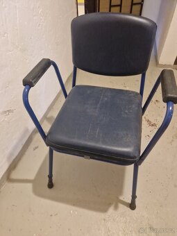 Toaletní židle s odnímatelnými područkami - 2