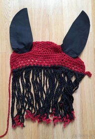 Háčkované čabraky s třásněmi na koně - full, černo-červená - 2