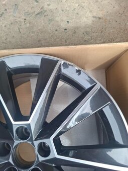 Prodám  poškozený alu disk Savio 17 - 2