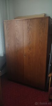 Sleva při rychlém jednání.Šatní tyčové skříně, retro, masiv - 2