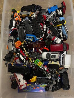 Krabice plná autíček , Hotwheels, Matchbox atd. - 2