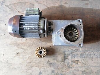 Elektromotor s převodovkou - 2