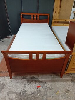 Prodám krásnou bytelnou postel 100 x 200 cm s nočním stolkem - 2