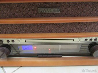 Nabízím dřevěné radio Hundai. Radio hraje. Gramofon se netoč - 2