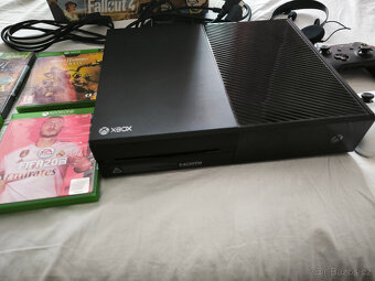 Prodám Xbox One 1TB + 2 ovladače + headset + 4 hry za 2499Kč - 2