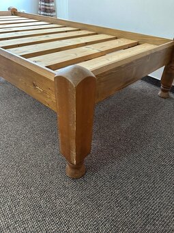 Dřevěná masivní postel - 2