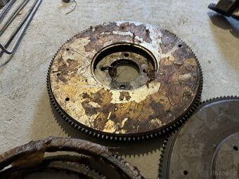 Volha Gaz 24, nový originální kompletní setrvák, i věnec - 2