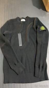 Mikina Stone Island s ikonickým logem na rukávu. - 2