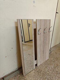 Nástěnný věšák se zrdcadlem - 2